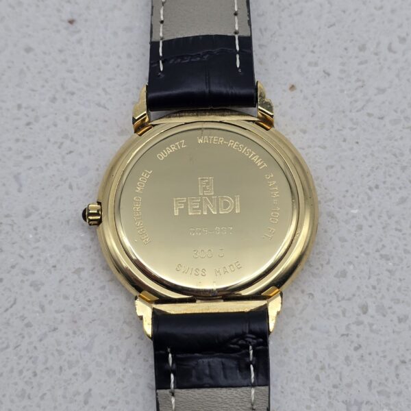 FENDI - złoty zegarek vintage z czarną tarczą zbliżenie na tył