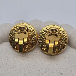 CHANEL - złote klipsy vintage z perłą i logo CC zbliżenie na zapięcie