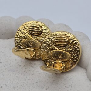 CHANEL - złote klipsy vintage z perłą i logo CC zbliżenie na sygnaturę