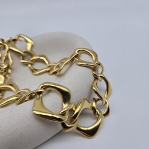 YSL - złoty naszyjnik z bliska