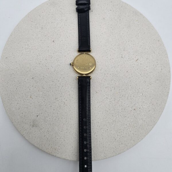 CARTIER - złoty zegarek vintage z ciemną tarczą widok z tyłu