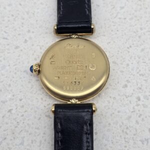 CARTIER - złoty zegarek vintage z ciemną tarczą zbliżenie na tył