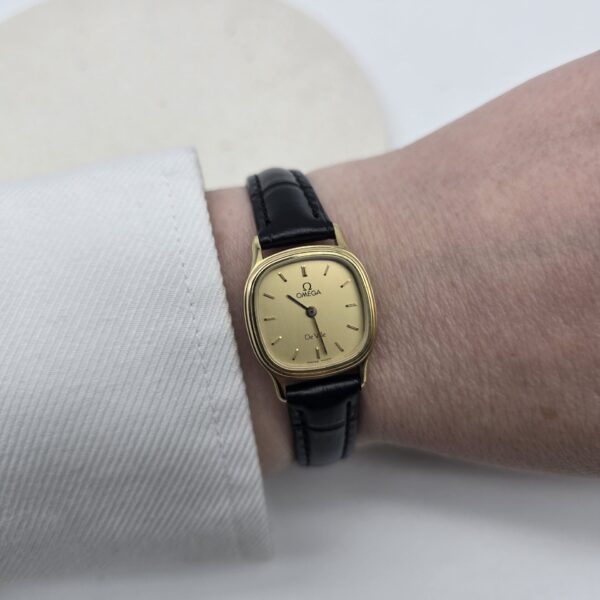 OMEGA DE VILLE - złoty zegarek vintage 1979 na ręce