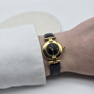 CARTIER - złoty zegarek vintage z ciemną tarczą na ręce
