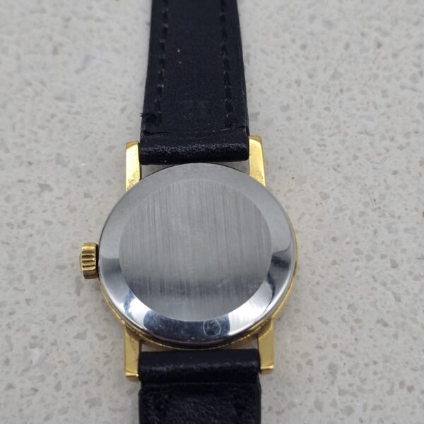 OMEGA DE VILLE- okrągły złoty zegarek vintage zbliżenie na tył
