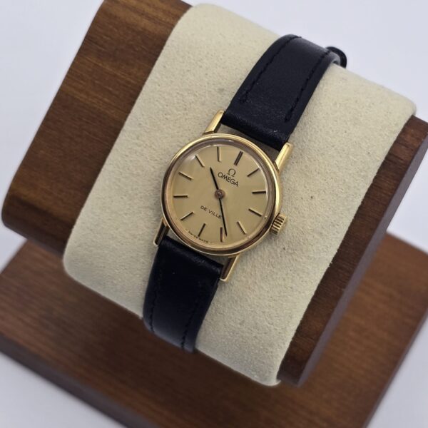 OMEGA DE VILLE- okrągły złoty zegarek vintage na ekspozytorze