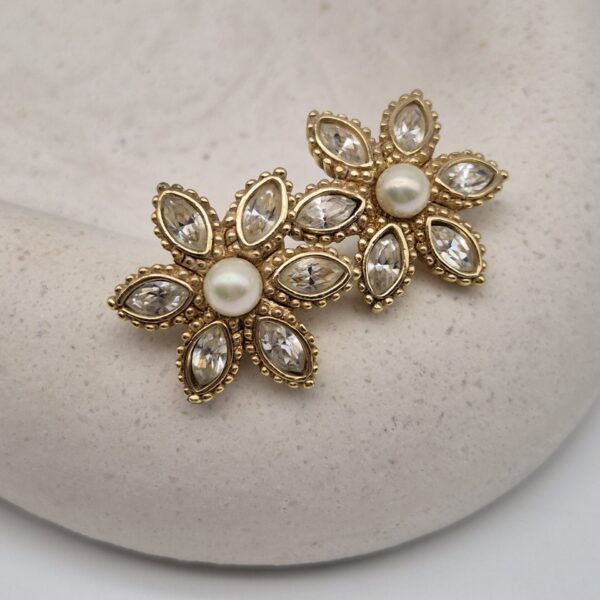 CHRISTIAN DIOR - kolczyki vintage kwiaty z perłą i kryształami widok z boku