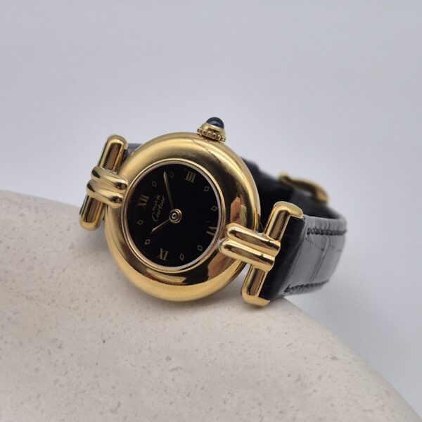 CARTIER - złoty zegarek vintage z ciemną tarczą widok od dołu