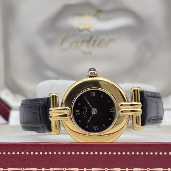 CARTIER - złoty zegarek vintage z ciemną tarczą zbliżenie w pudełku
