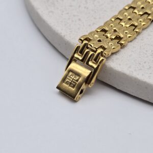 GIVENCHY - złoty zegarek vintage na bransolecie zbliżenie na zapięcie