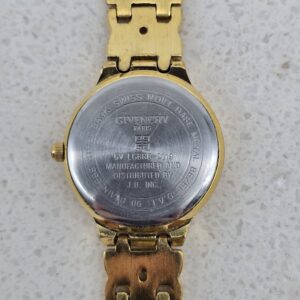 GIVENCHY - złoty zegarek vintage na bransolecie zbliżenie na tył