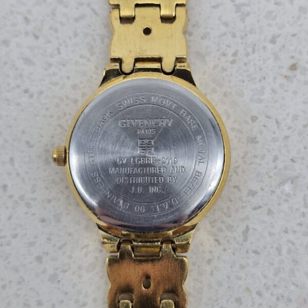 GIVENCHY - złoty zegarek vintage na bransolecie zbliżenie na tył
