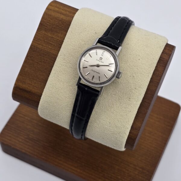 OMEGA LADYMATIC - drobny srebrny zegarek vintage na ekspozytorze