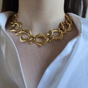 YSL - złoty naszyjnik na szyi