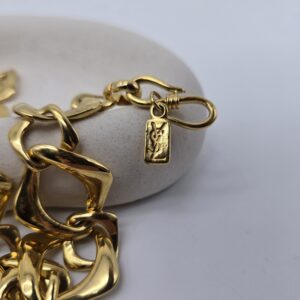 YSL - złoty naszyjnik zbliżenie na sygnaturę