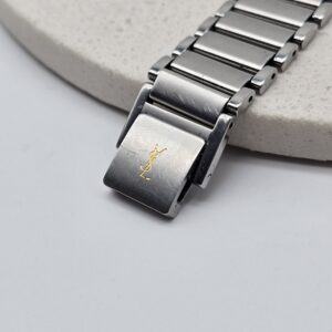YSL - srebrny zegarek vintage z prostokątną kopertą zbliżenie na zapięcie