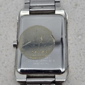 YSL - srebrny zegarek vintage z prostokątną kopertą zbliżenie na tył