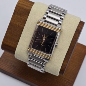 YSL - srebrny zegarek vintage z prostokątną kopertą na ekspozytorze