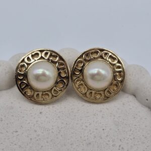 CHRISTIAN DIOR - złote klipsy z perłą i monogramem CD widok na przód