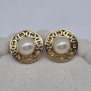 CHRISTIAN DIOR - złote klipsy z perłą i monogramem CD na ekspozytorze