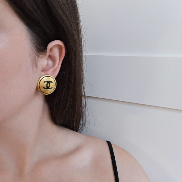 CHANEL - okrągłe klipsy vintage z logowaniem na modelce