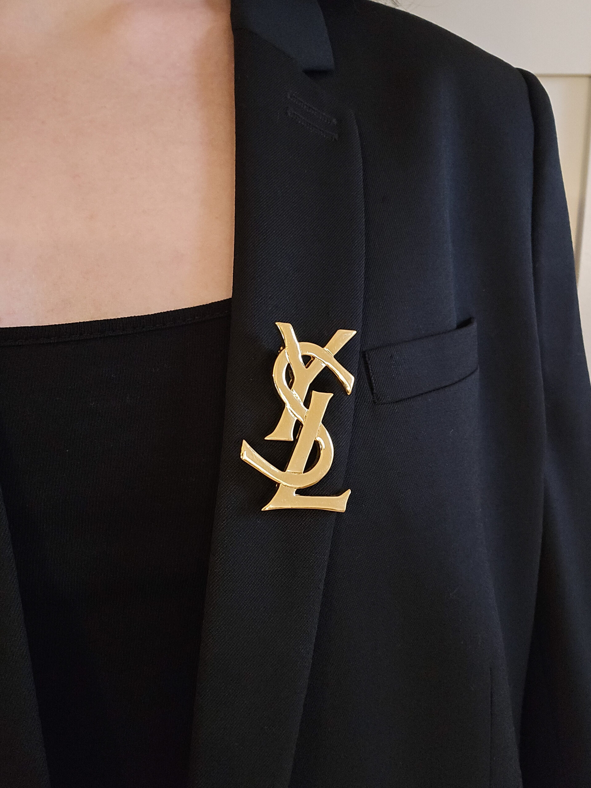 YSL - złota broszka vintage z monogramem na marynarce