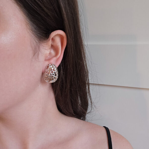 YSL - srebrne klipsy vintage z ażurowym motywem na modelce