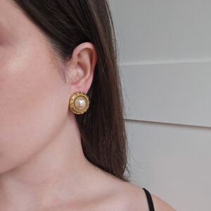 CHANEL - niewielkie złote klipsy vintage z perłą na modelce