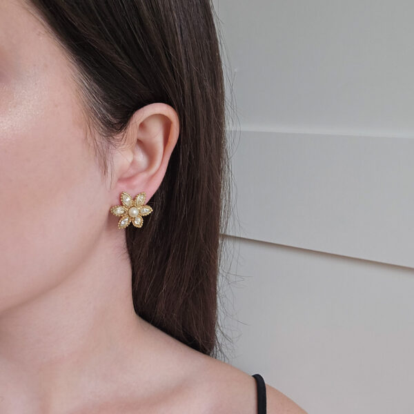 CHRISTIAN DIOR - kolczyki vintage kwiaty z perłą i kryształami na modelce