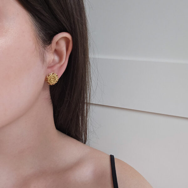 CHRISTIAN DIOR - ażurowe kolczyki vintage z monogramem na modelce
