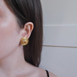 CHANEL - złote klipsy vintage z perłą i logo CC na modelce