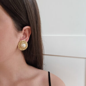 CHRISTIAN DIOR - złote klipsy z perłą i monogramem CD na modelce