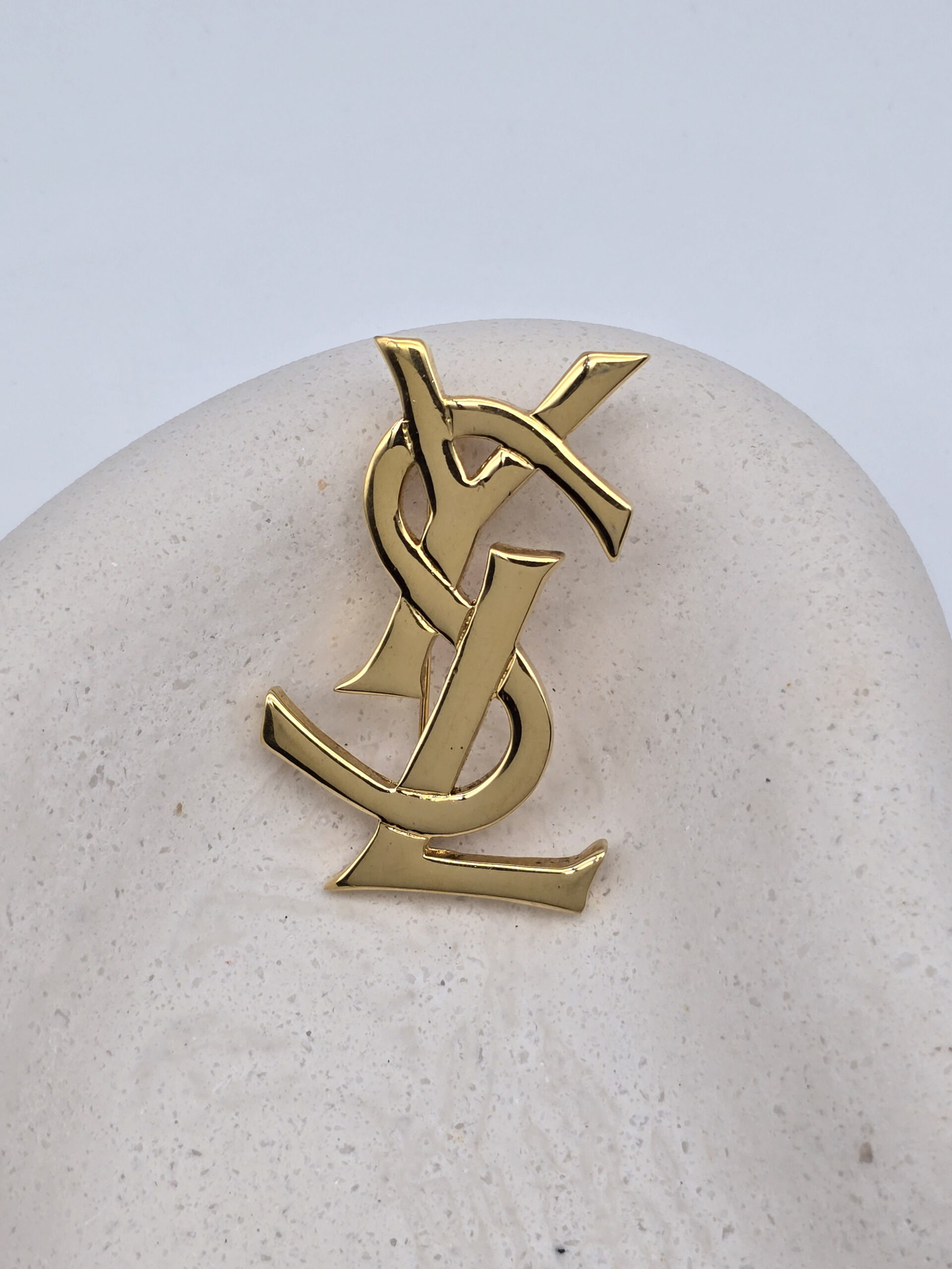 YSL - złota broszka vintage z monogramem