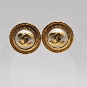 CHANEL - złote klipsy vintage z perłą i logo CC