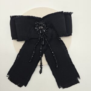 GUCCI - czarna kokarda vintage broszka materiałowa z kryształami widok na przód