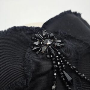 GUCCI - czarna kokarda vintage broszka materiałowa z kryształami zbliżenie na kryształki