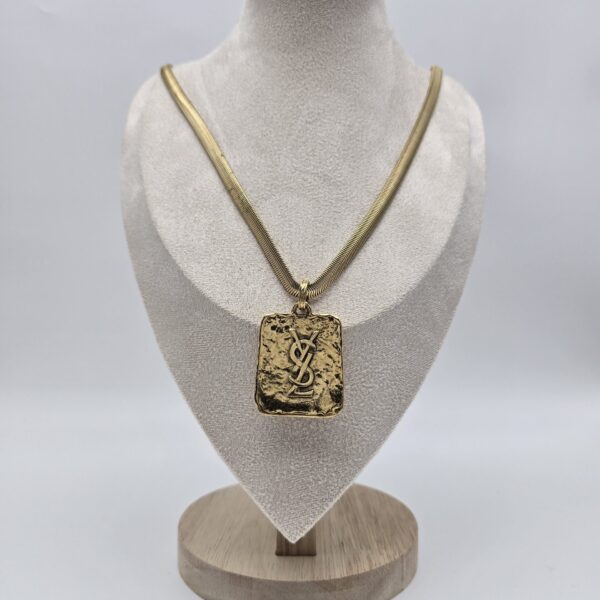 YSL - złoty naszyjnik vintage z zawieszką pozłacaną 24k złotem na ekspozytorze