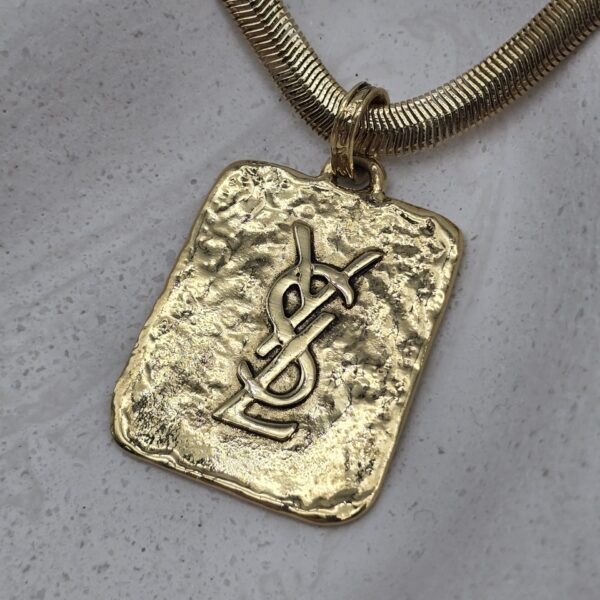 YSL - złoty naszyjnik vintage z zawieszką pozłacaną 24k złotem zbliżeie na zawieszkę