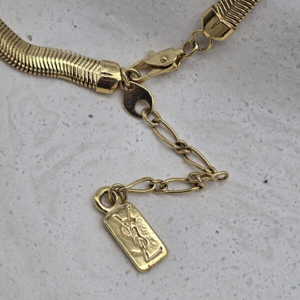 YSL - złoty naszyjnik vintage z zawieszką pozłacaną 24k złotem zbliżenie na sygnaturę