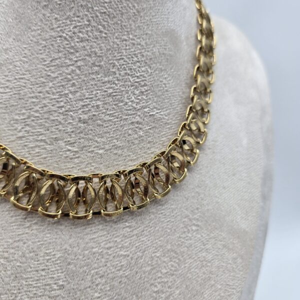 GIVENCHY - złoty choker vintage zbliżenie na ekspozytorze