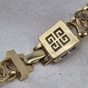 GIVENCHY - złoty choker vintage zbliżenie na logo