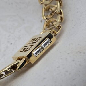 GIVENCHY - złoty choker vintage zbliżenie na kryształki