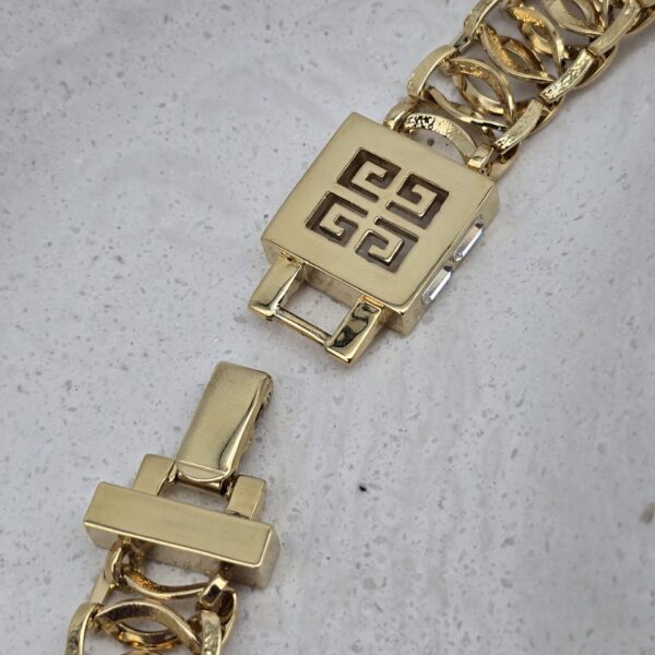 GIVENCHY - złoty choker vintage zbliżenie na zapięcie