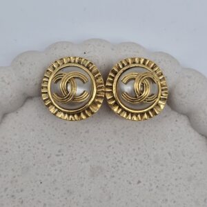 CHANEL - złote klipsy vintage z perłą widok z przodu