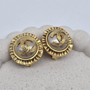 CHANEL - złote klipsy vintage z perłą widok z boku