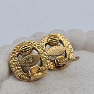 CHANEL - złote klipsy vintage z perłą zbliżenie na sygnaturę