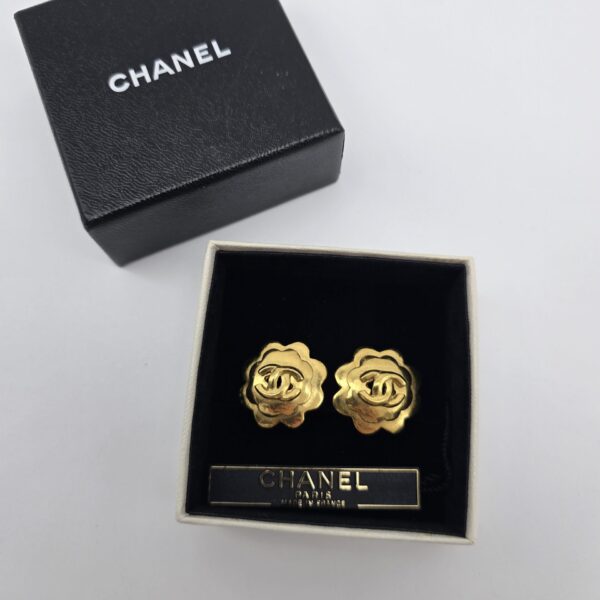 CHANEL - złote klipsy vintage w kształcie kamelii w pudełku