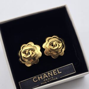 CHANEL - złote klipsy vintage w kształcie kamelii zbliżenie w pudełku