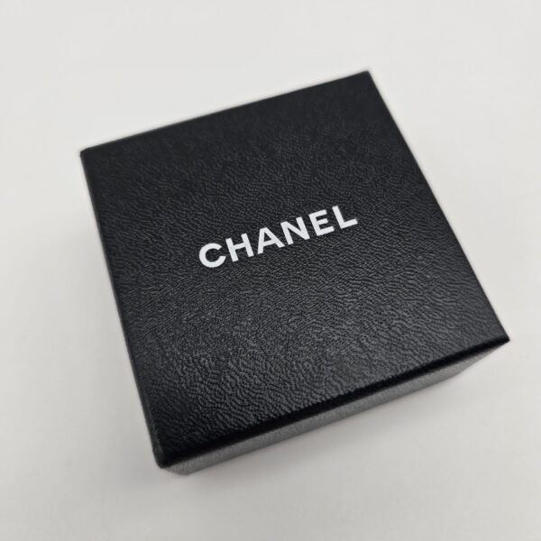CHANEL - złote klipsy vintage w kształcie kamelii pudełko