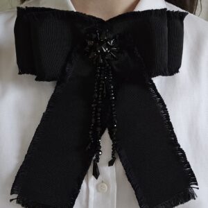 GUCCI - czarna kokarda vintage broszka materiałowa z kryształami na modelce